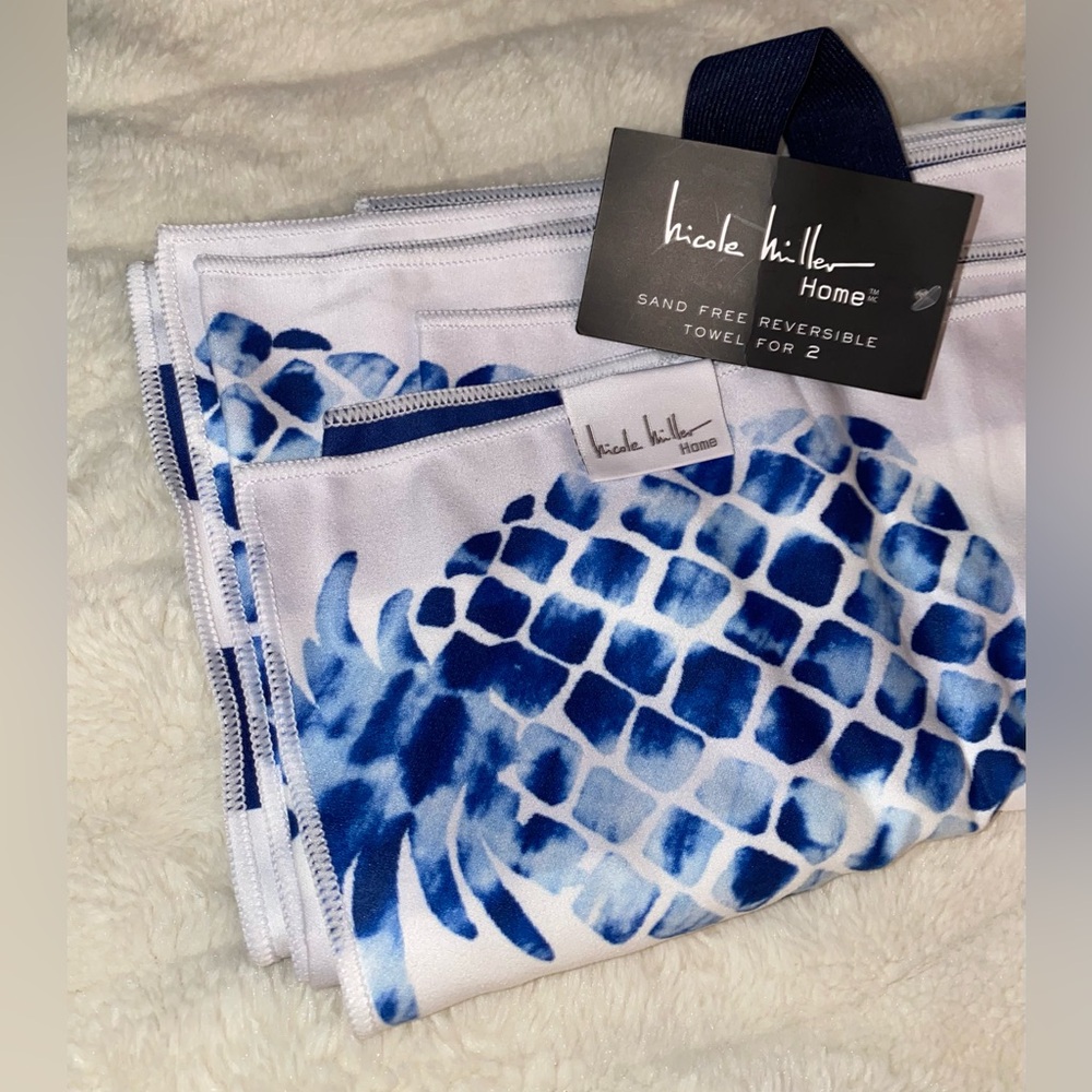 NWT Nicole Miller Home Sand Free Reversible Towel for 2, Pineapple Stripes